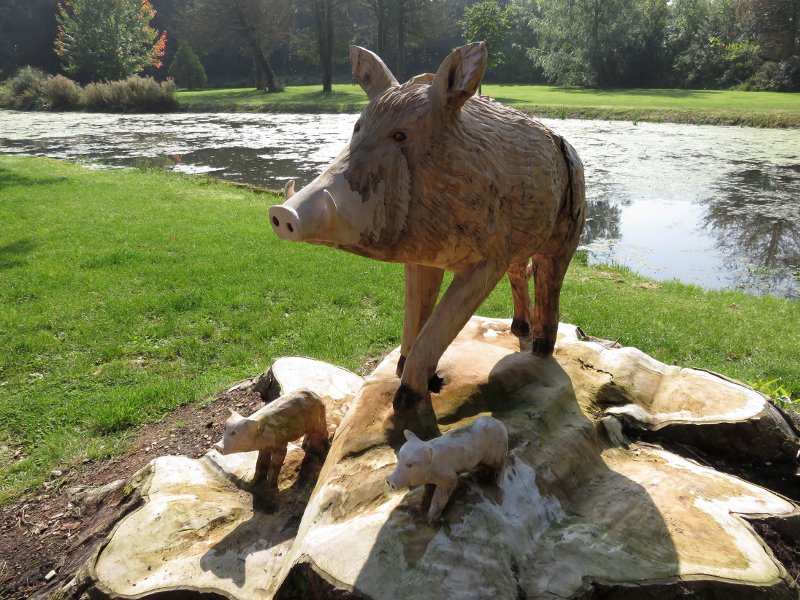 boar sculpture